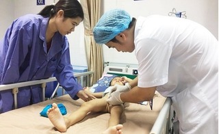 Bệnh viện Da liễu Trung ương sẽ điều trị miễn phí cho trẻ mắc sùi mào gà ở Khoái Châu