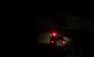 Ấm lòng với clip CSGT Lạng Sơn dẫn đường cho xe khách hỏng đèn vượt đèo trong đêm