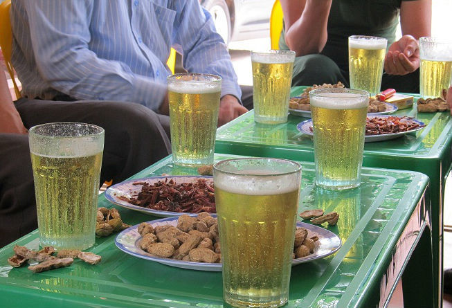 Nếu bạn muốn khám phá nơi nổi tiếng với bia hơi tại Hà Nội, phố Tạ Hiện chắc chắn là sự lựa chọn hoàn hảo. Hãy xem ảnh và đón nhận không khí tươi vui, đông đúc, náo nhiệt của đường phố này với những quán bia hơi cổ kính và đậm chất Hà Thành.