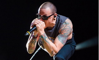 Chester Bennington - huyền thoại của nhóm Linkin Park treo cổ tự sát ở tuổi 41 