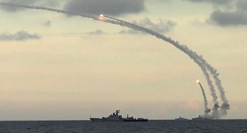 Tên lửa từ tàu chiến Nga tấn công mục tiêu. Ảnh: Bộ Quốc phòng Nga.