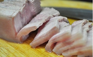 Bà nội trợ nên tránh 7 thói quen chế biến khiến thịt lợn nhiễm khuẩn, mất chất 