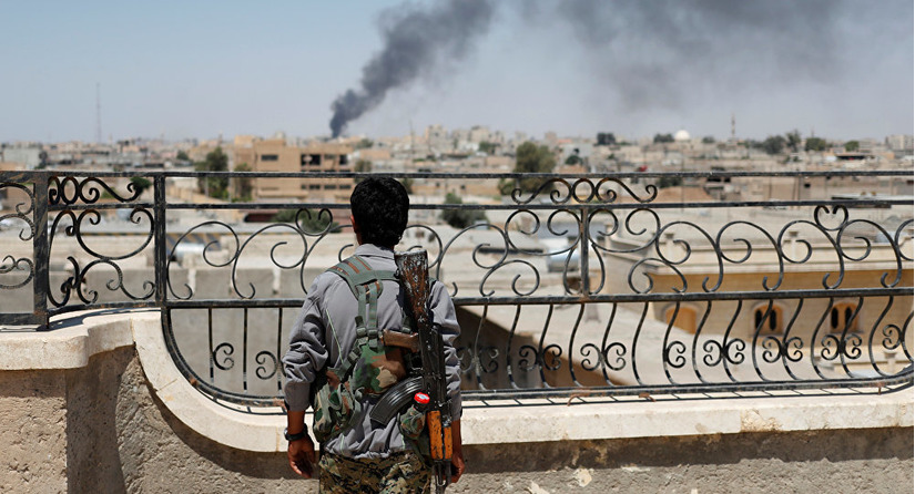 Raqqa ngập trong khói lửa từ những trận chiến chống khủng bố IS ác liệt. Ảnh: AP