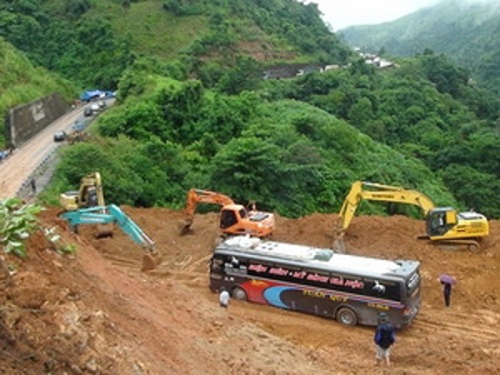 Sạt lở núi do mưa lũ kéo dài trên quốc lộ 279 ở tỉnh Điện Biên 