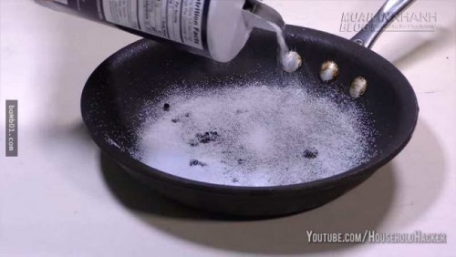 Chảo cháy khét có thể dễ dàng được xử lý với một ít muối ăn. Ảnh: Youtube
