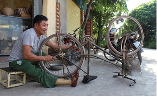 Tàn nhưng không phế: Cựu binh một chân 30 năm ròng sửa xe đạp 