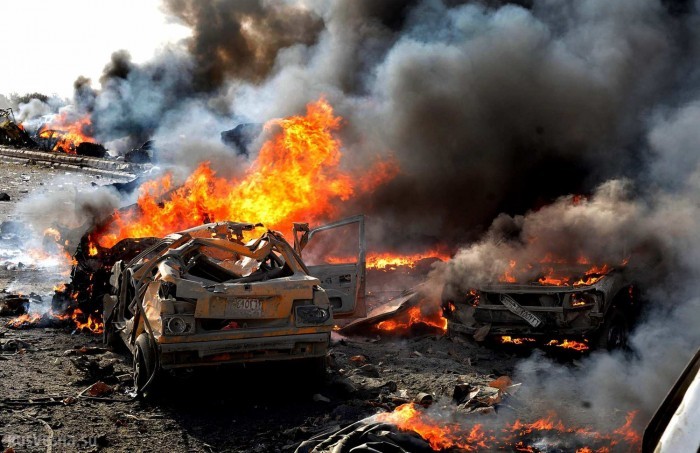 Dân thường Syria ném bom khiến 3 xe khủng bố IS bốc cháy. Ảnh minh họa: AFP