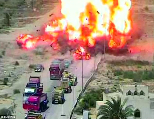 Xe bom khủng bố chứa 100 cân thuốc nổ phát nổ. Ảnh: Reuters