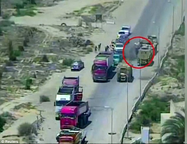 Khoảnh khắc xe bom khủng bố đối diện xe tăng quân đội Ai Cập. Ảnh: Reuters