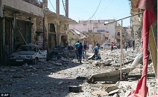 Một nửa hang ổ của IS ở Raqqa tan tành, thủ lĩnh yếu ớt chạy trốn 