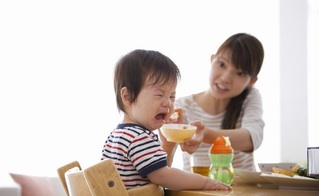 Trẻ biếng ăn bữa cơm kéo dài cả tiếng đồng hồ, mẹ hãy áp dụng ngay cách này để con ăn thun thút