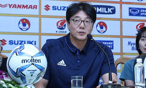  HLV trưởng đội tuyển các ngôi sao K.League Hàn Quốc, ông Hwang Sun-hong. Ảnh: NNVN