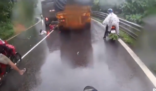 Clip xe máy gặp nạn trên đèo vì ô tô tải lấn làn ở Lâm Đồng