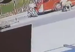 Clip xe máy nằm gọn trong gầm ô tô ở Nghệ An vì sang đường ẩu