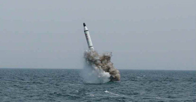 Tên lửa đạn đạo phóng từ tàu ngầm KN-11 trong một thử nghiệm vào năm 2016. Ảnh: KCNA