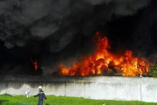 Cháy lớn ở Sài Gòn, một công ty sản xuất đồ nhựa bị thiêu rụi