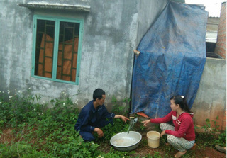 Nghi án: Một gia đình bị đổ thuốc độc vào bể nước ở Đắk Lắk