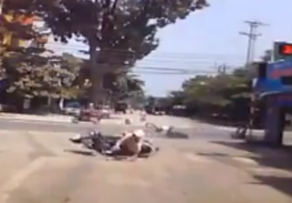 Clip xe máy vượt đèn đỏ gây tai nạn ở Vĩnh Phúc, nạn nhân văng cả chục mét