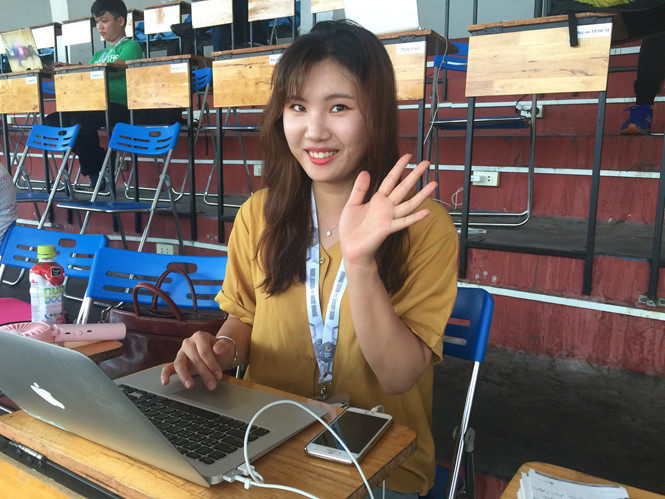 Nữ phóng viên Jung Jean Eun của tờ FourFourTwo. Ảnh: Thanh Niên