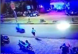 Clip xe máy ở Đắk Lắk lao như tên, tông trực diện vào một phụ nữ qua đường