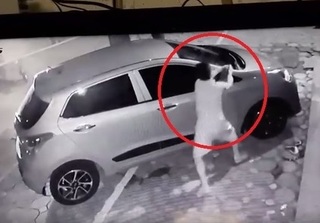 Clip ô tô trên vỉa hè ở Hà Nội bị trộm 