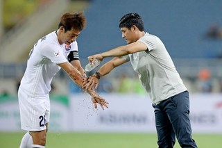 HLV Hữu Thắng rửa vết thương cho cầu thủ Hàn, ốm vẫn thức trắng đêm làm việc