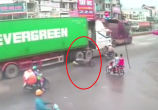 Clip container đi ẩu đẩy mô tô ngã ra đường ở TP.HCM khiến nạn nhân cận kề cái chết