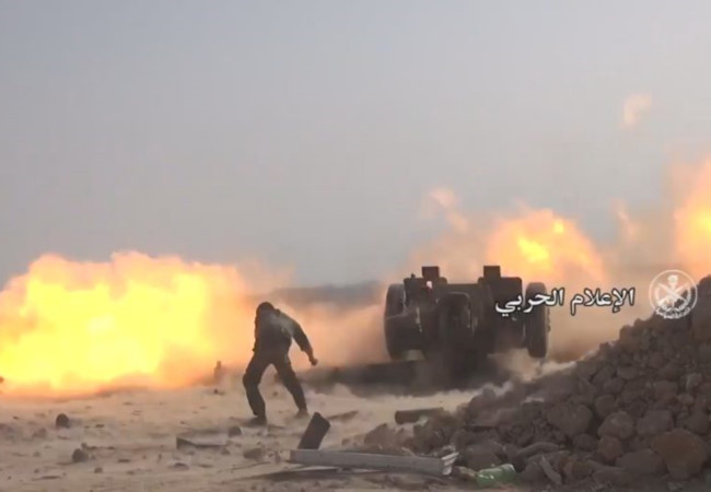 Quân đội Syria công phá cứ điểm IS. Ảnh: BQP Syria