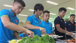 Các cầu thủ U22 Việt Nam khoái chí với món ăn đậm chất quê hương 