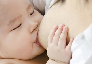 Mẹ trẻ lo lắng vì con chỉ bú sữa mẹ 2 tháng tăng 4kg, bác sĩ nói gì?