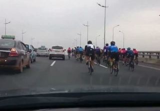 Clip đoàn xe đạp dàn hàng ngang trên đường cao tốc ở Hà Nội