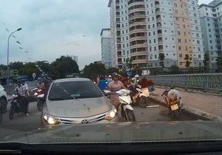 Clip Toyota bị ép chạy lùi cả chục mét vì đi ngược chiều ở Hà Nội