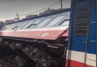 Tàu hỏa trật bánh ở ga Yên Viên, hơn 100 người thoát khỏi tay tử thần trong gang tấc