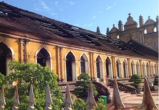 Cháy nhà thờ trăm tuổi ở Nam Định: Khung cảnh hoang tàn khiến nhiều người xót xa
