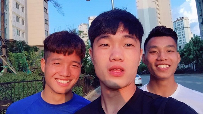 Xuân Trường đã đưa 2 đồng đội là Văn Thanh và Minh Long đi cắt tóc. Ảnh: FBNV