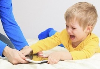 Cảnh báo: Trẻ dễ bị rối loạn vận động nếu thường xuyên tiếp xúc với điện thoại di động