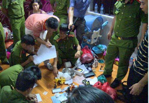 Công an huyện Tiên Lữ đang thu giữ tang vật của vụ án.