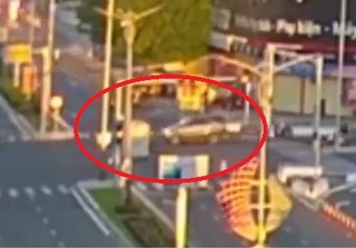 Clip taxi phi như bay qua ngã tư bị Fortuner tông lật nhào tại Đà Nẵng