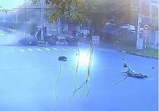 Clip khoảnh khắc kinh hoàng trong vụ tai nạn xe tải đâm xe máy ở KCN Tân Bình