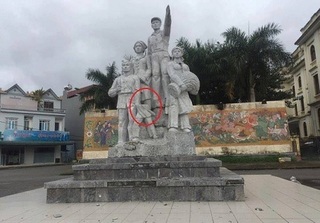 Một bức tượng trong cụm tượng đài chiến thắng đổ sập khiến cháu bé bị thương