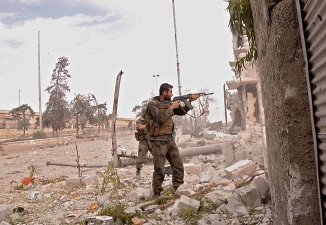 Binh sĩ Syria đang chiến đấu với các tay súng IS. Ảnh: FNA