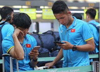 U22 Việt Nam sang Malaysia trong cơn buồn ngủ, Công Phượng ngã bổ nhào ở sân bay 