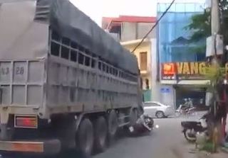 Ám ảnh với clip phụ nữ bị xe tải chèn ngang ở Bắc Ninh