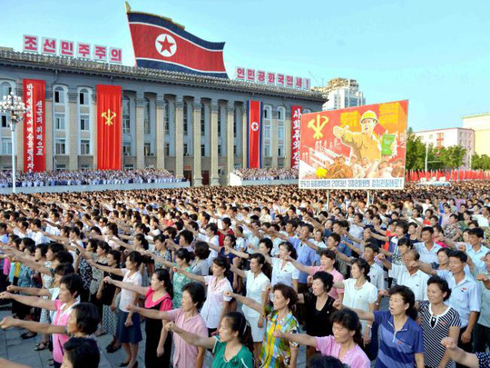 Biển người Triều Tiên diễu hành, phản đối lệnh trừng phạt của Liên Hợp Quốc. Ảnh: KCNA