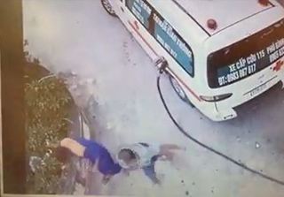 Tài xế xe cứu thương hành hung nhân viên bán xăng ở Thái Nguyên