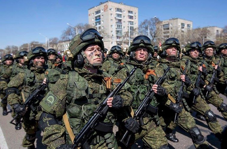 Bộ áo giáp Ratnik giúp lính Nga có thể an toàn trước cả đạn xuyên giáp của súng trường bắn tỉa. Ảnh: RT