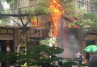 Clip cột điện cháy ngùn ngụt giữa khu dân cư đông đúc của Hà Nội