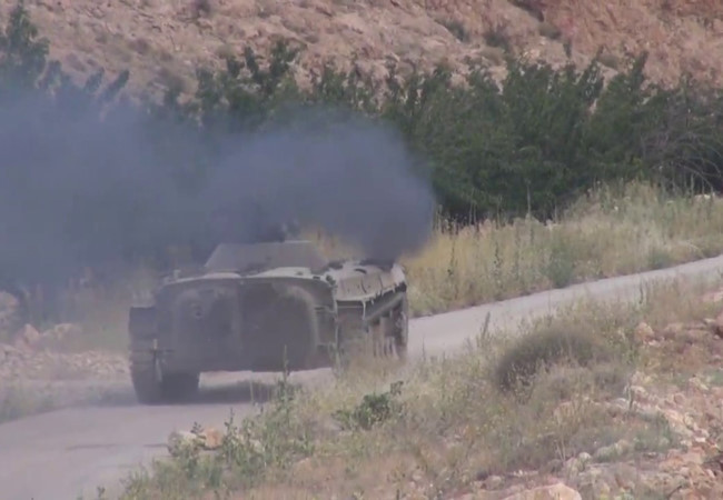 Xe thiết giáp quân đội Syria tiến công trên vùng rừng núi biên giới Syria - Lebanon. Ảnh: Viettimes