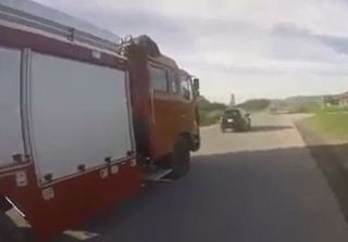 Clip tài xế ô tô cản đường xe cứu hỏa hàng kilomet trên đường Hồ Chí Minh