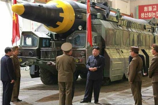 Ông Kim Jong-un ngày 14/8 đã thảo luận kế hoạch tấn công căn cứ Mỹ trên đảo Guam với các tướng lĩnh. Ảnh minh họa: KCNA